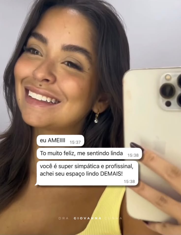 Paciente sorrindo com mensagens em que diz estar feliz e elogia o atendimento e o espaço